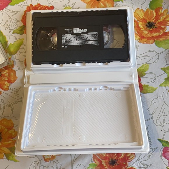 Finding Nemo (VHS, 2003) - Picture 2 of 2